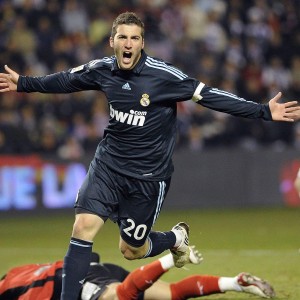 星空体育app官方网站_首钢新援亮相冰火两重天，一人收礼获厚爱，一人低调送心意